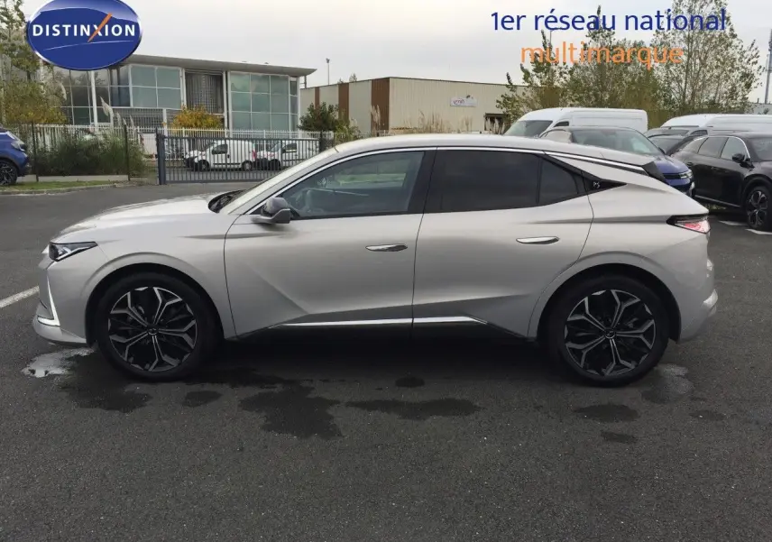 Profil côté gauche d'une DS4 2024 couleur Eph Crystal, soulignant ses lignes sculptées et ses jantes noires élégantes.