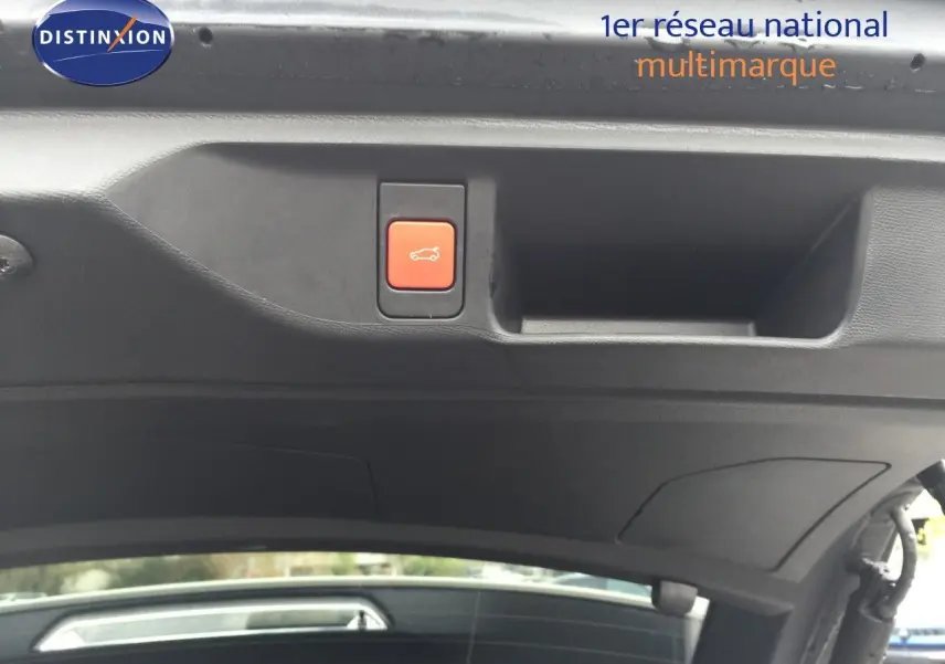 Bouton d'ouverture de coffre rouge sur la partie intérieure du hayon d'un DS4 2024 couleur Eph Crystal.