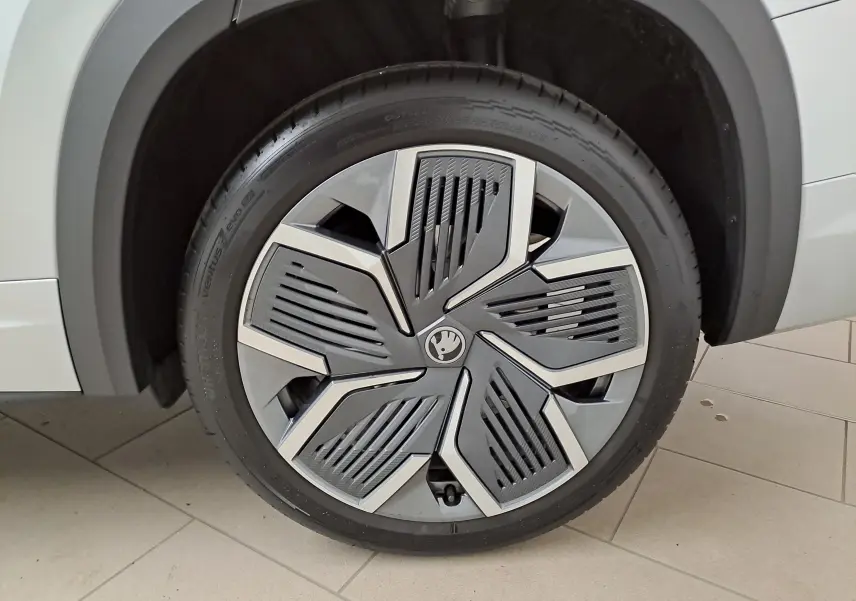 Gros plan sur la jante alliage 20'' Rila anthracite et gris argent du côté gauche d'un Skoda Kodiaq gris argent 2025.