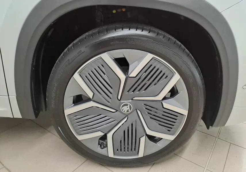 Gros plan sur la jante alliage 20'' anthracite avec enjoliveur noir du Skoda Kodiaq gris argent 2025.