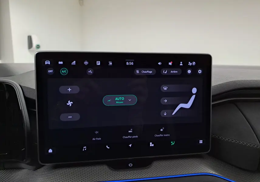 Écran tactile central du Skoda Kodiaq 2025 affichant les réglages de climatisation et chauffage, intérieur gris.