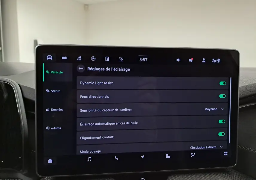 Écran tactile intérieur du Skoda Kodiaq 2025 affichant les réglages d'éclairage, vue frontale rapprochée.