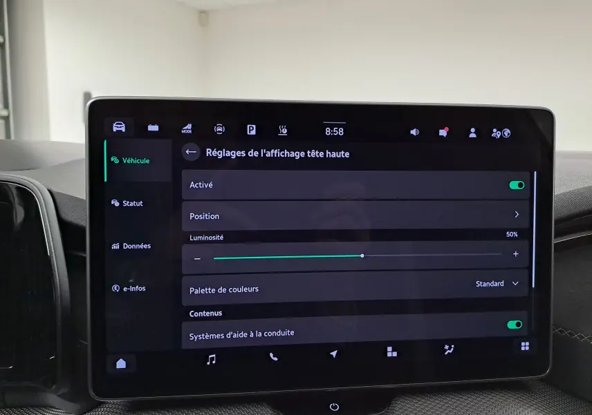 Écran tactile central du Skoda Kodiaq 2025 affichant les réglages de l'affichage tête haute, intérieur noir.