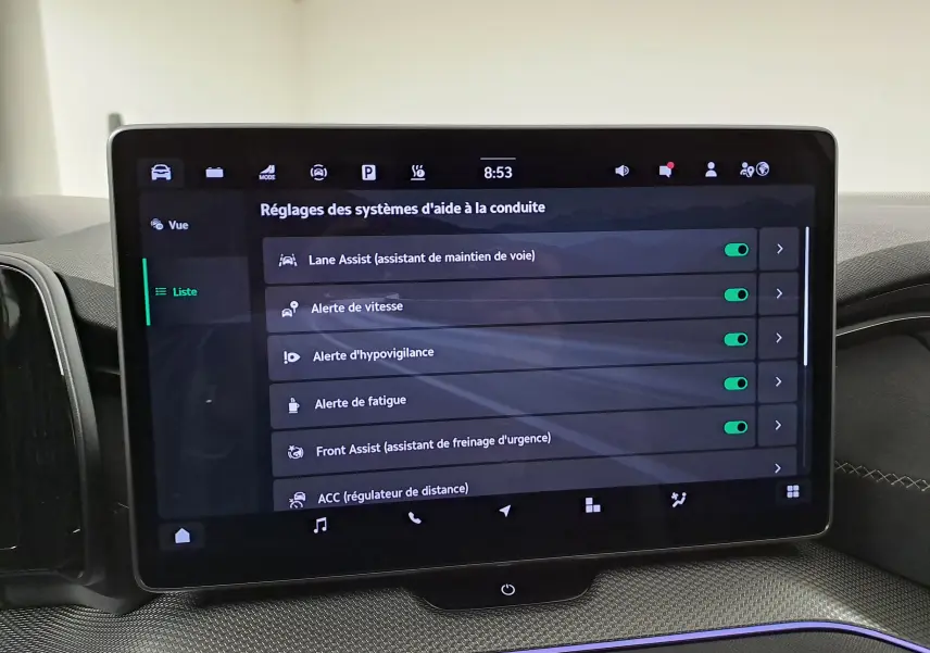 Écran tactile central du Skoda Kodiaq 2025 affichant les réglages des aides à la conduite, intérieur moderne gris.