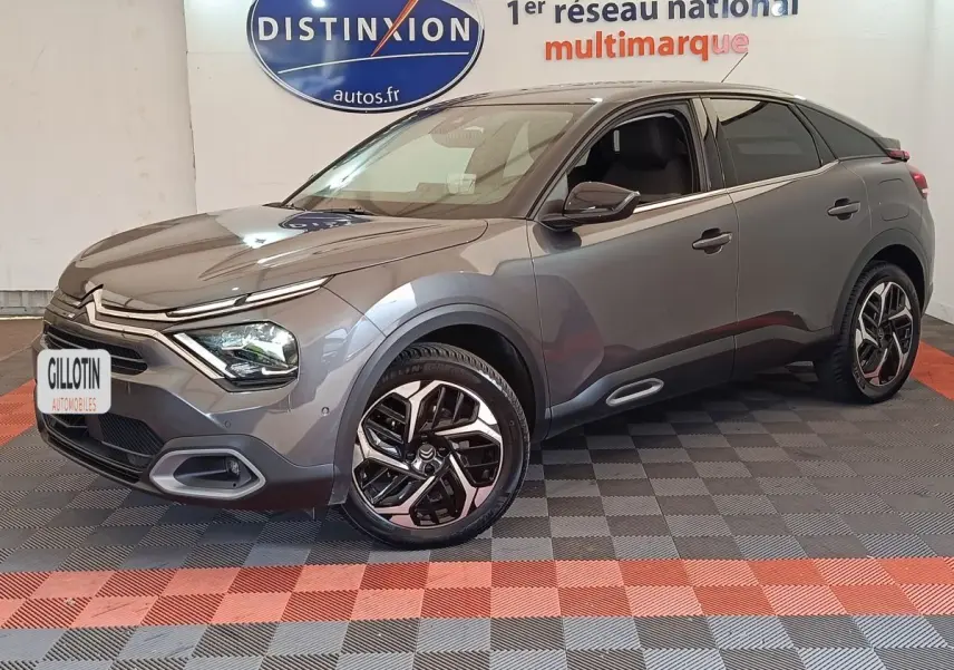 Citroën C4 BlueHDi 130 gris foncé vue 3/4 avant droit, avec jantes alliage et phares LED ellipsoïdaux.