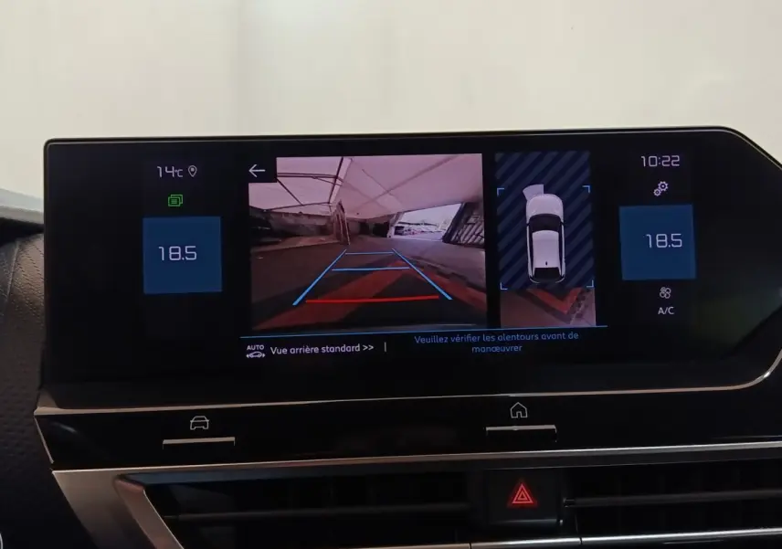 Écran tactile intérieur de la Citroën C4 gris foncé montrant la caméra de recul et l’aide au stationnement arrière.