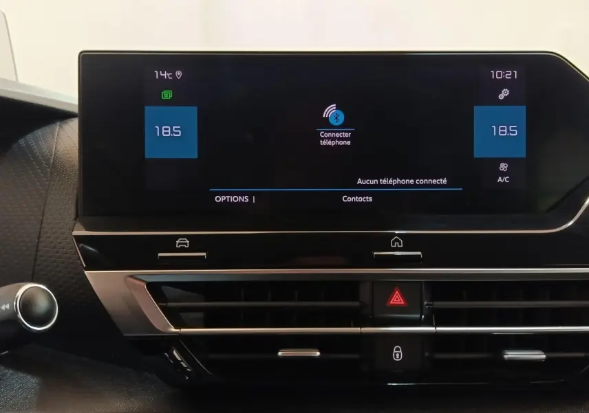 Vue intérieure centrée sur l'écran tactile 10 pouces du tableau de bord du Citroën C4 gris foncé 2022.