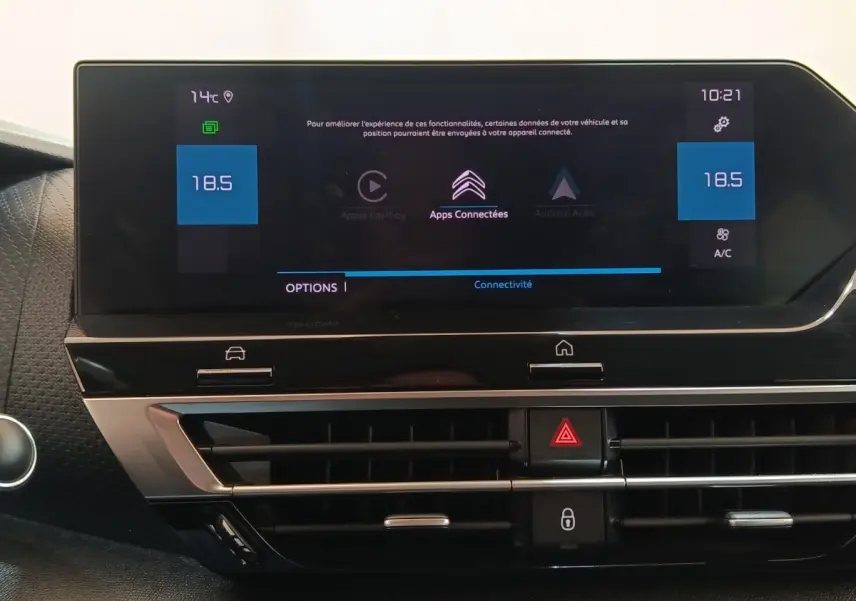 Écran tactile central du tableau de bord de la Citroën C4 2022, affichage connectivité et climatisation à 18,5°C.