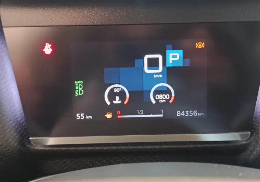 Affichage numérique du tableau de bord de la Citroën C4 gris foncé, montrant vitesse, régime et alertes.