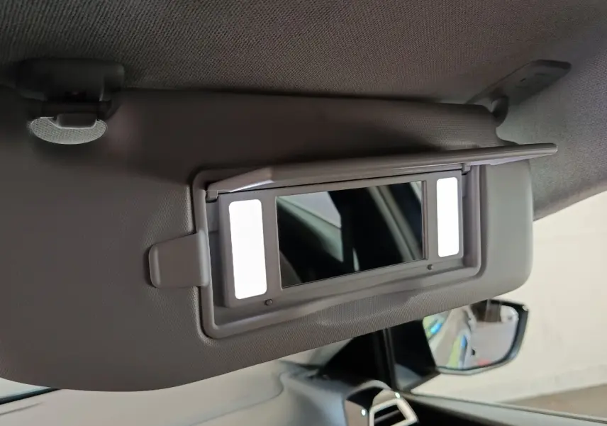 Miroir de courtoisie ouvert sur pare-soleil gris à l'intérieur d'une Citroën C4 2022, vue côté passager.