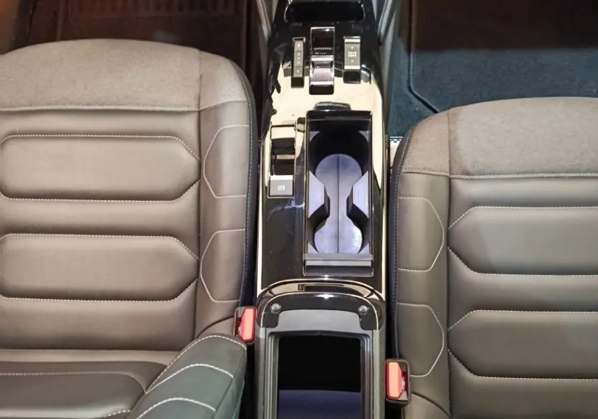 Vue plongeante sur la console centrale noire et les sièges gris foncé en cuir de la Citroën C4 Shine 2022.