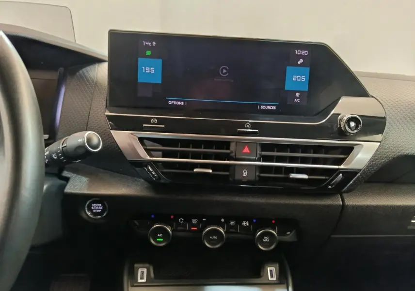 Vue intérieure du tableau de bord de la Citroën C4 gris foncé, avec écran tactile 10 pouces et commandes climatisation.