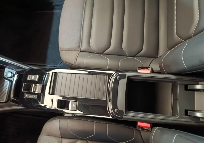 Vue rapprochée de la console centrale noire et des sièges gris foncé en cuir de la Citroën C4 2022.