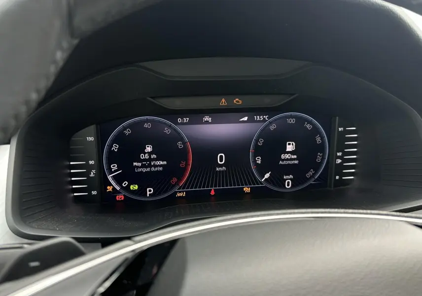 Affichage numérique du Virtual Cockpit du Skoda Kodiaq 2024 montrant la vitesse à 0 km/h et l'autonomie à 690 km.