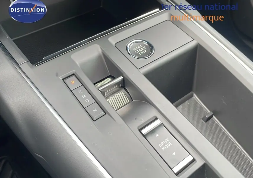 Gros plan sur la console centrale du Citroën C5 Aircross gris platinium, avec sélecteur de boîte auto et bouton start/stop.