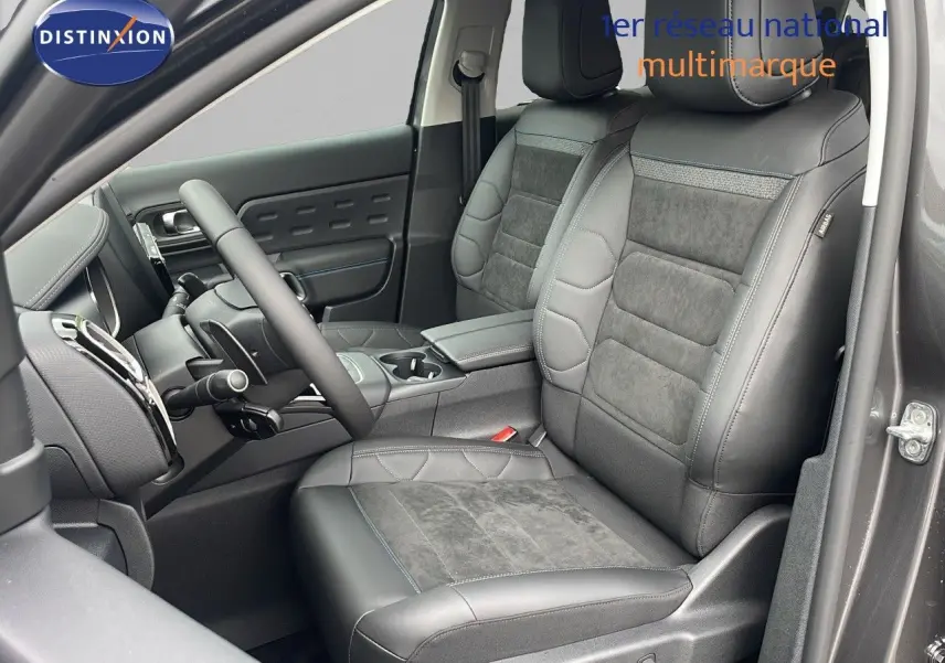 Vue intérieure côté conducteur du Citroën C5 Aircross 2025, sièges cuir noir et alcantara avec surpiqûres grises.