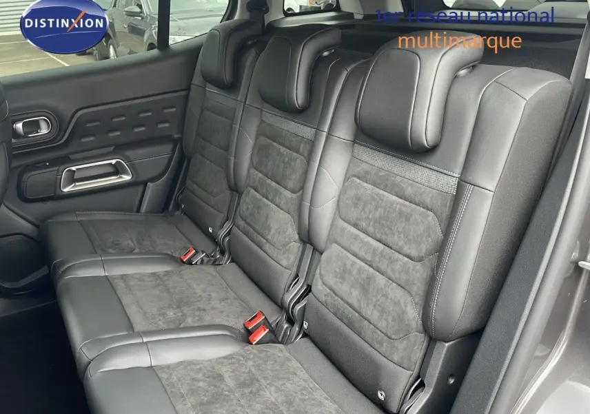 Vue intérieure sur la banquette arrière en cuir noir et alcantara du Citroën C5 Aircross 2025 gris platinium.