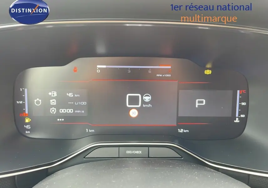 Tableau de bord numérique du Citroën C5 Aircross 2025 affichant vitesse, régime moteur et jauges, vue frontale rapprochée.