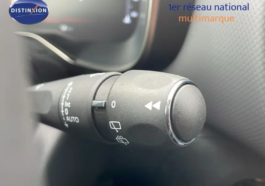 Gros plan sur la commande d'essuie-glace du Citroën C5 Aircross 2025, intérieur gris texturé.