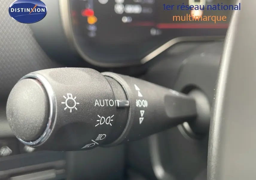 Gros plan sur la commande des feux automatique dans l'habitacle du Citroën C5 Aircross gris platinium et toit noir.