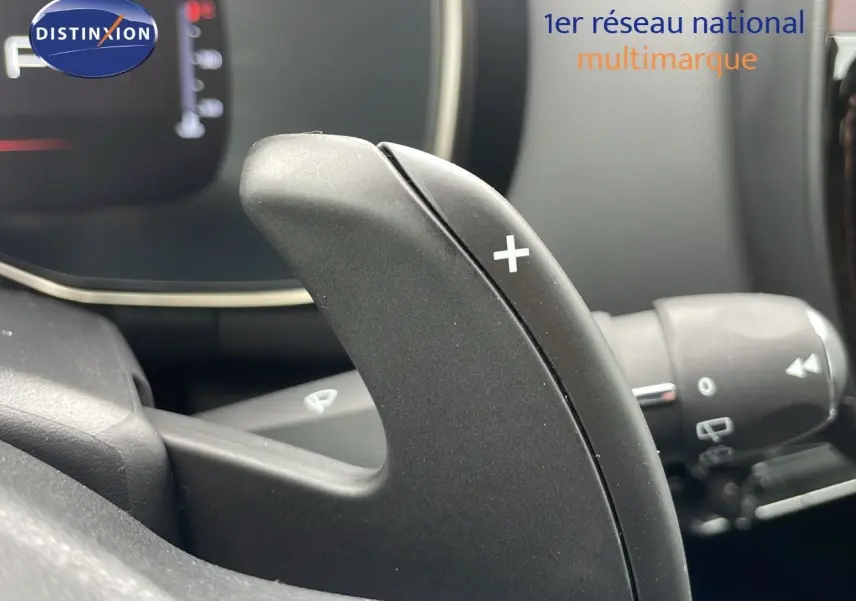 Gros plan sur la palette de changement de vitesse "+" côté droit du volant du Citroën C5 Aircross gris platinium.