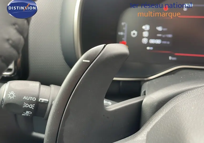 Gros plan sur la palette de changement de vitesse noire côté droit du volant du Citroën C5 Aircross gris platinium 2025.