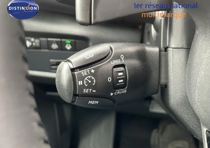 Gros plan sur la commande de régulateur de vitesse du Citroën C5 Aircross 2025 gris platinium avec toit noir.