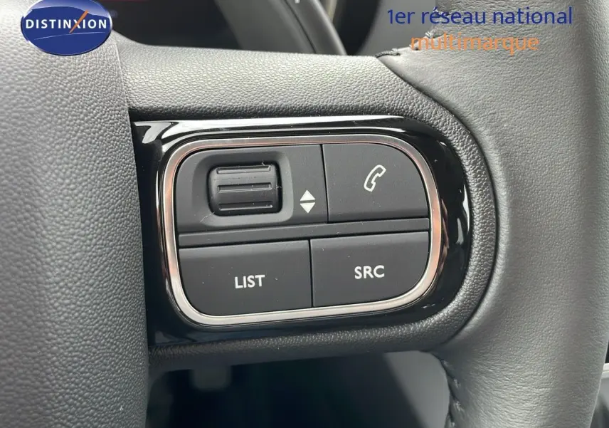 Gros plan sur les commandes du volant en cuir noir du Citroën C5 Aircross gris platinium et toit noir, version 2025.