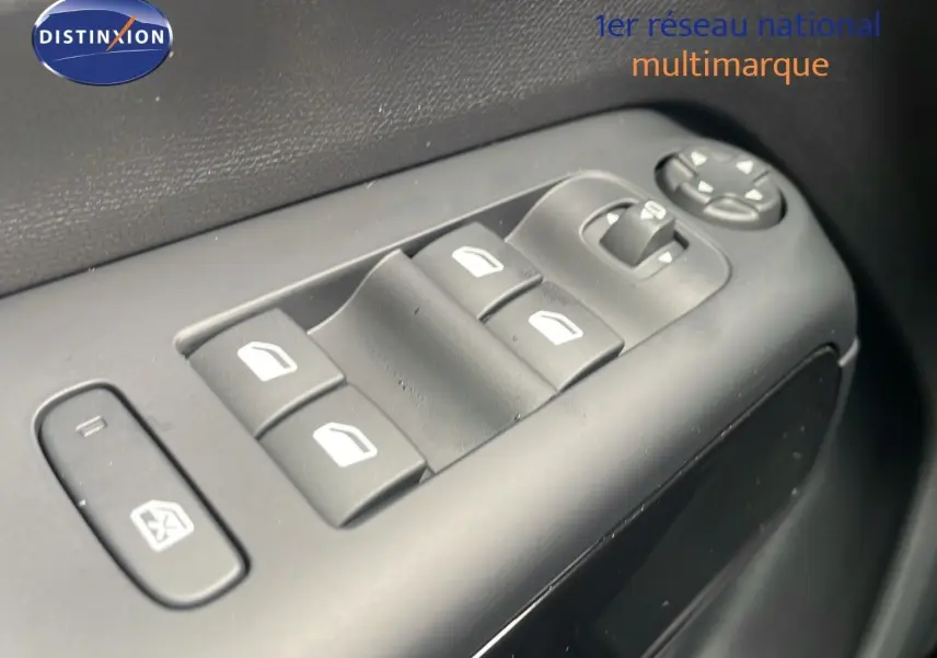 Gros plan sur les commandes des vitres électriques et rétroviseurs côté conducteur du Citroën C5 Aircross gris platinium 2025.