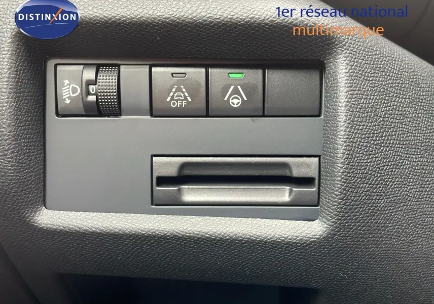 Gros plan sur les commandes d'assistance à la conduite du tableau de bord du Citroën C5 Aircross gris platinium 2025.