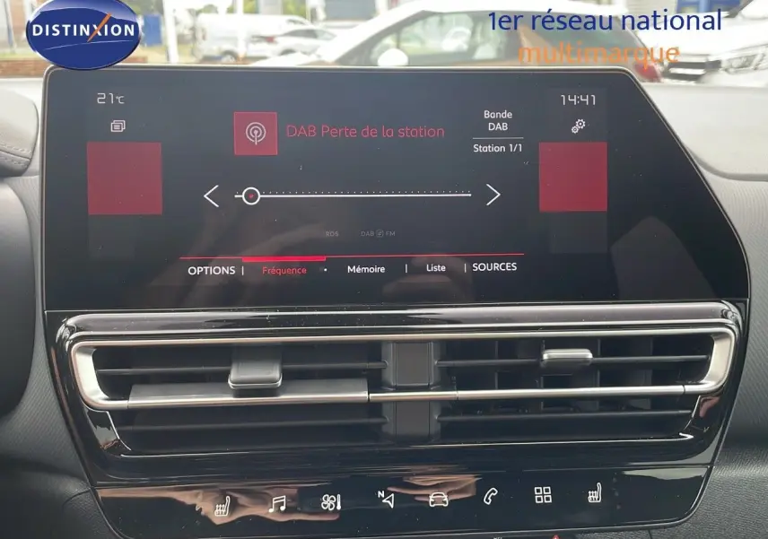 Écran tactile central du tableau de bord du Citroën C5 Aircross 2025, affichant la radio DAB, avec aérateurs chromés en dessous.