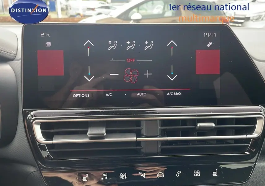 Écran tactile central du tableau de bord du Citroën C5 Aircross 2025, affichant les réglages de climatisation.
