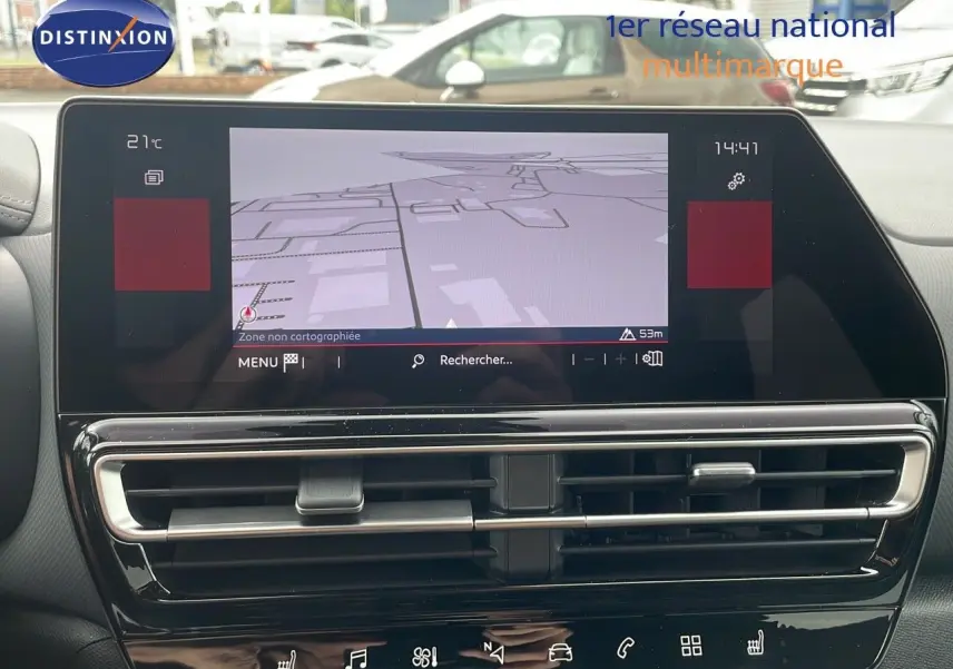 Écran tactile central avec navigation et commandes climatisation du tableau de bord du Citroën C5 Aircross 2025.
