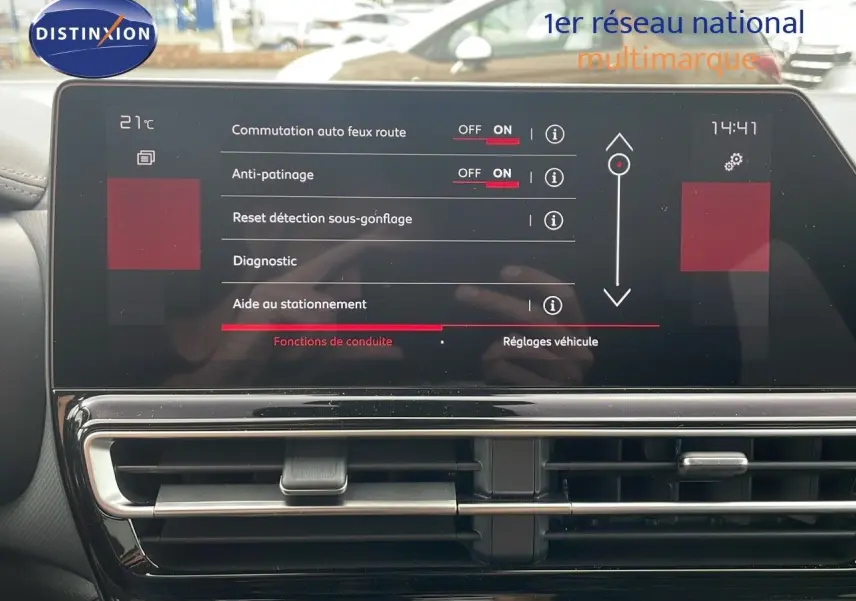 Écran tactile central du Citroën C5 Aircross 2025 affichant les réglages d'aide à la conduite dans un intérieur moderne.