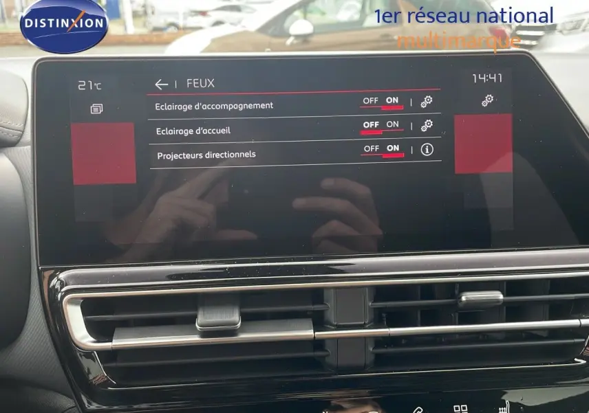 Écran tactile central du tableau de bord du Citroën C5 Aircross 2025, affichant les réglages des feux.