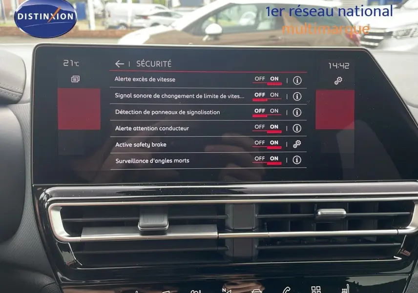 Écran tactile central du tableau de bord du Citroën C5 Aircross 2025 avec menu sécurité et commandes activées.