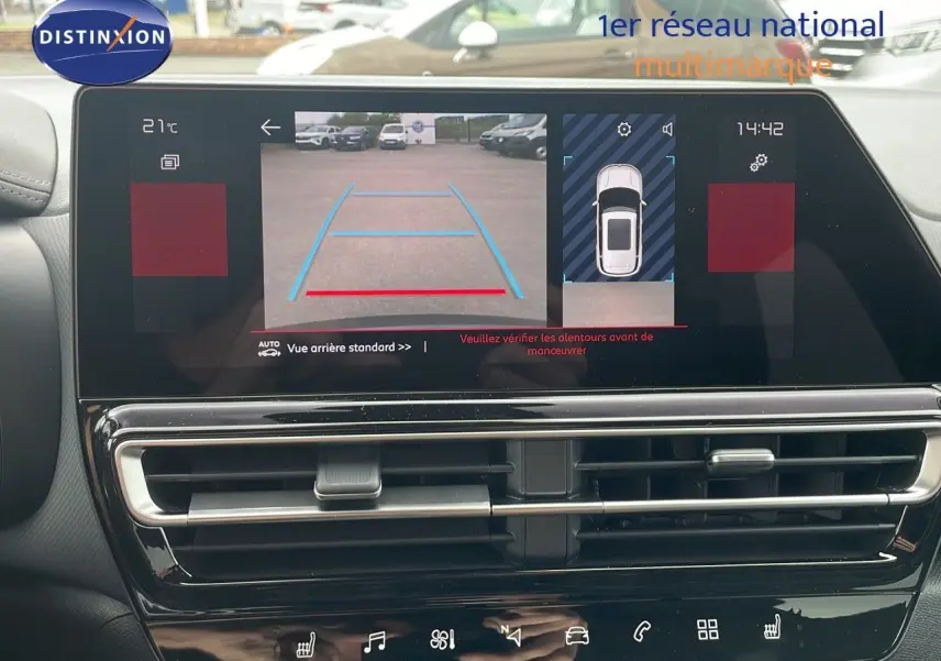 Écran tactile central affichant la caméra de recul du Citroën C5 Aircross gris platinium avec toit noir, tableau de bord moderne.