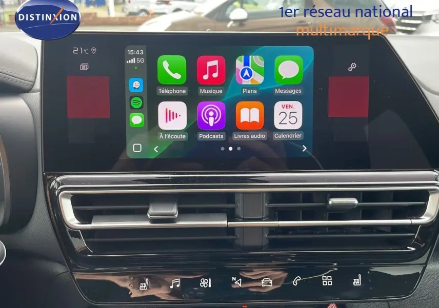 Écran tactile central avec interface Apple CarPlay dans l'habitacle du Citroën C5 Aircross 2025 gris platinium.