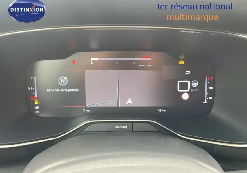 Tableau de bord numérique du Citroën C5 Aircross 2025, affichant navigation et informations de conduite.