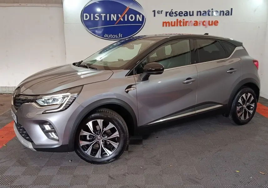 Renault Captur Techno TCe 90 gris foncé en profil droit, avec jantes alliage et feux LED avant visibles.