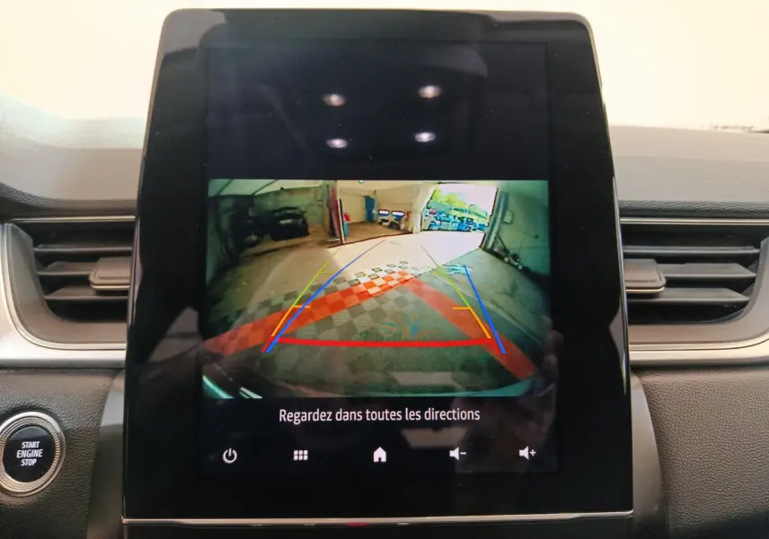 Écran tactile central du Renault Captur gris foncé 2024 montrant la caméra de recul avec guidage coloré.