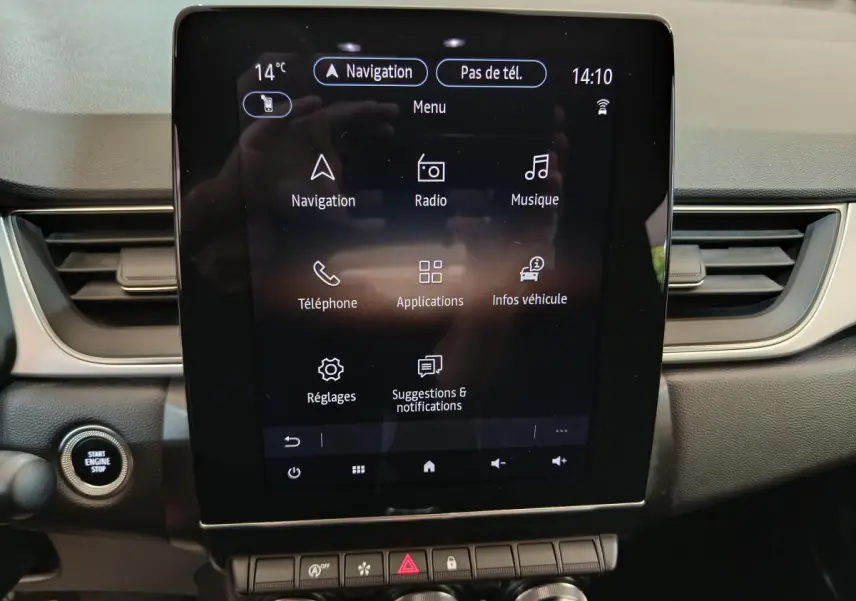 Écran tactile central allumé du tableau de bord du Renault Captur gris foncé, avec bouton démarrage visible à gauche.