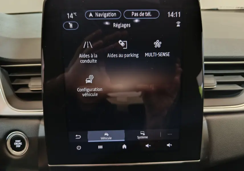 Écran tactile central du tableau de bord du Renault Captur techno TCe 90 2024 affichant les réglages d'aide à la conduite.
