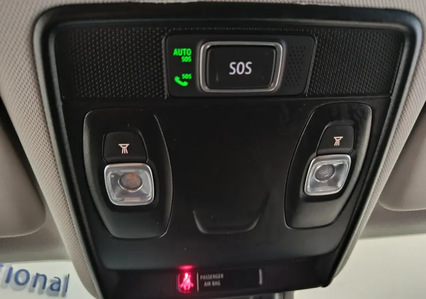 Vue en gros plan du plafonnier noir avec bouton SOS et éclairages de lecture dans un Renault Captur gris foncé 2024.