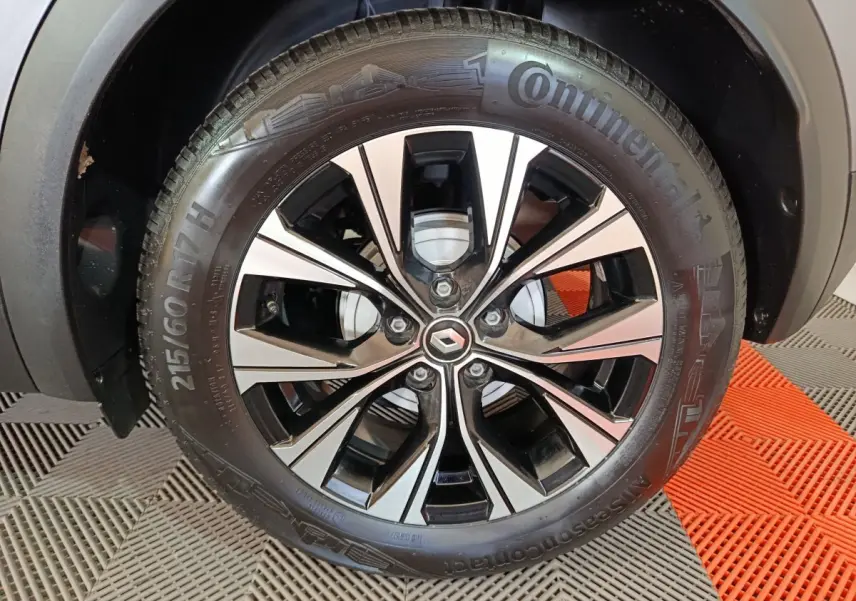 Gros plan sur la roue avant droite du Renault Captur gris foncé avec jante alliage noire et argentée design moderne.