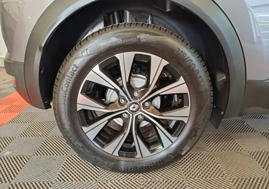 Gros plan sur la roue avant droite du Renault Captur gris foncé, mettant en valeur la jante alliage moderne et le pneu Continental.