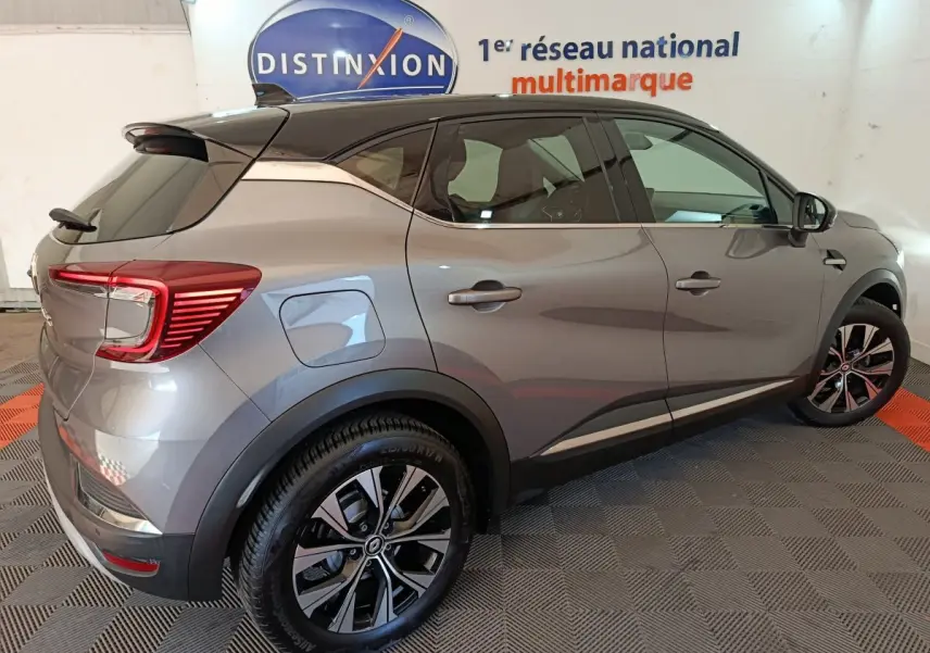 Renault Captur Techno TCe 90 gris foncé vu de profil côté droit, avec jantes alliage et feux arrière LED distinctifs.