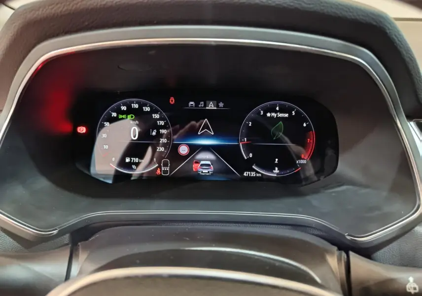 Combiné d'instruments numérique du Renault Captur Techno TCe 90, affichage multifonctions clair et moderne.