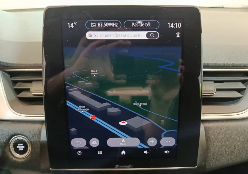 Écran tactile central du tableau de bord du Renault Captur gris foncé, affichant la navigation 3D.