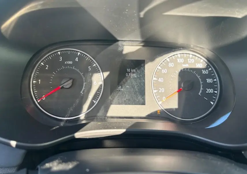 Vue rapprochée du tableau de bord de la Dacia Sandero III Stepway avec compteurs analogiques et écran numérique central.